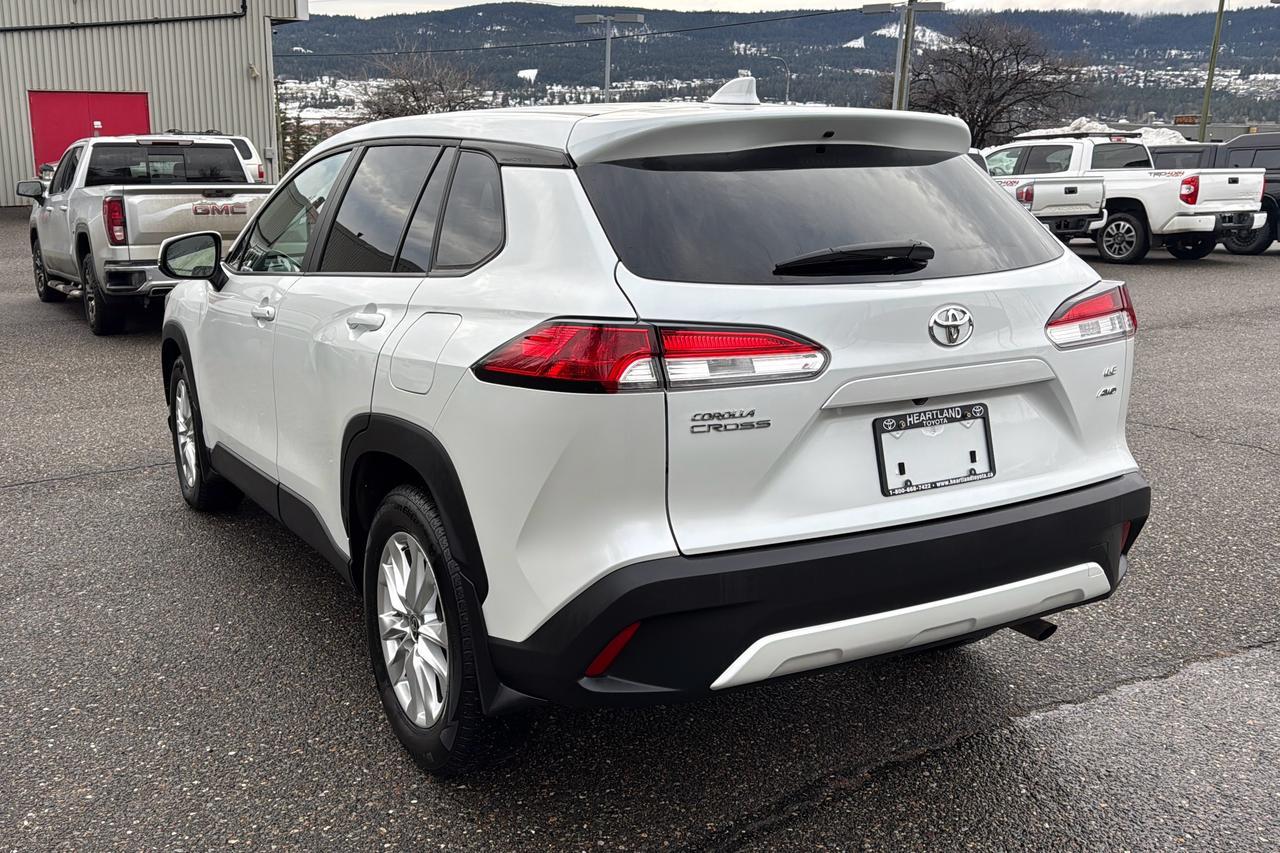 2024 Toyota Corolla Cross LE Photo