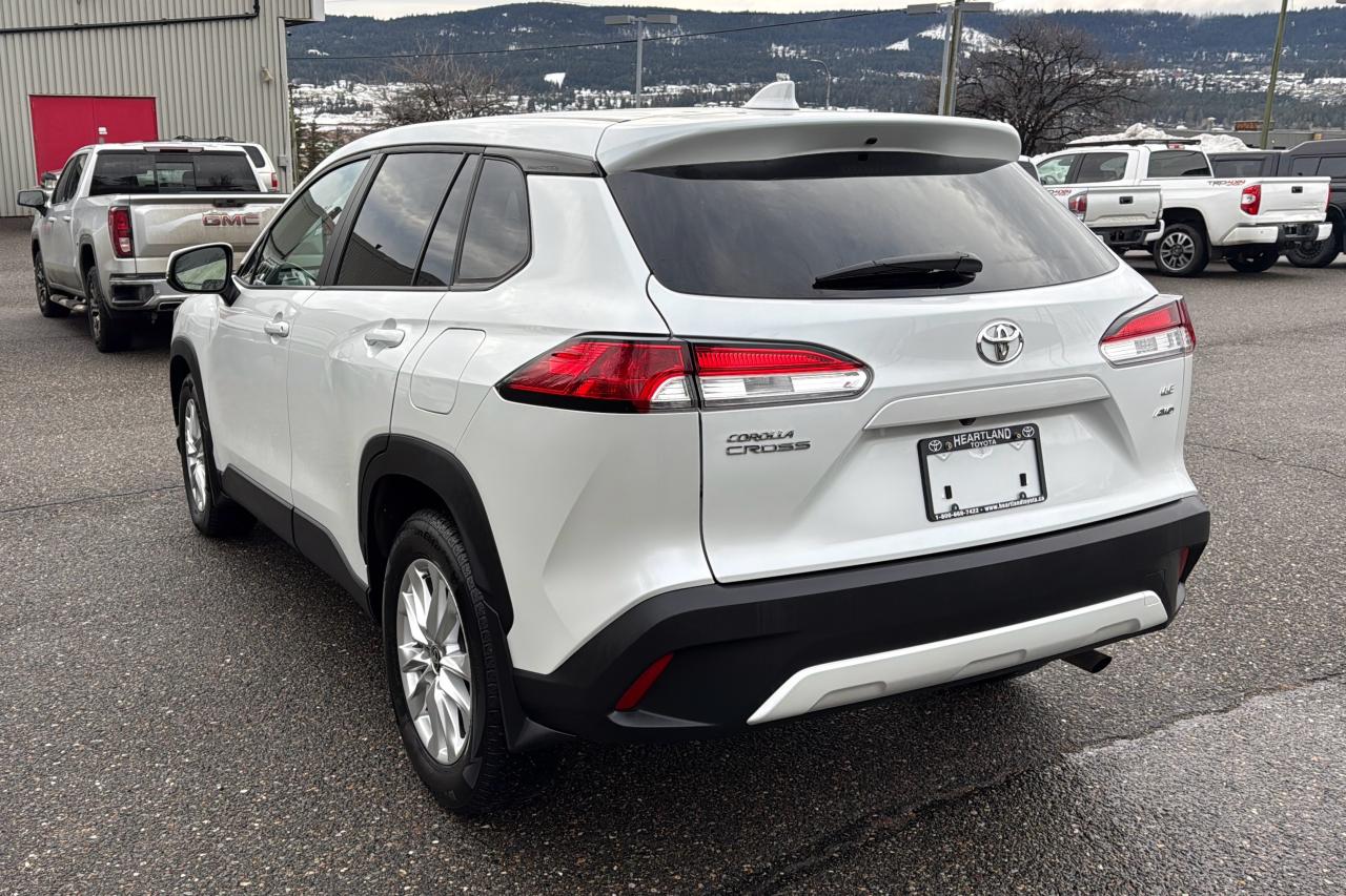 2024 Toyota Corolla Cross LE Photo