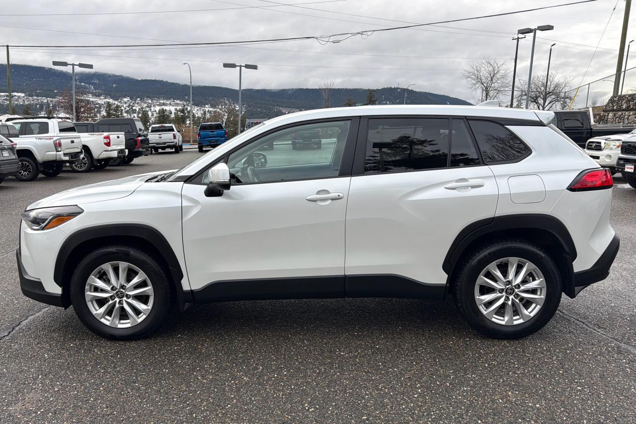 2024 Toyota Corolla Cross LE Photo