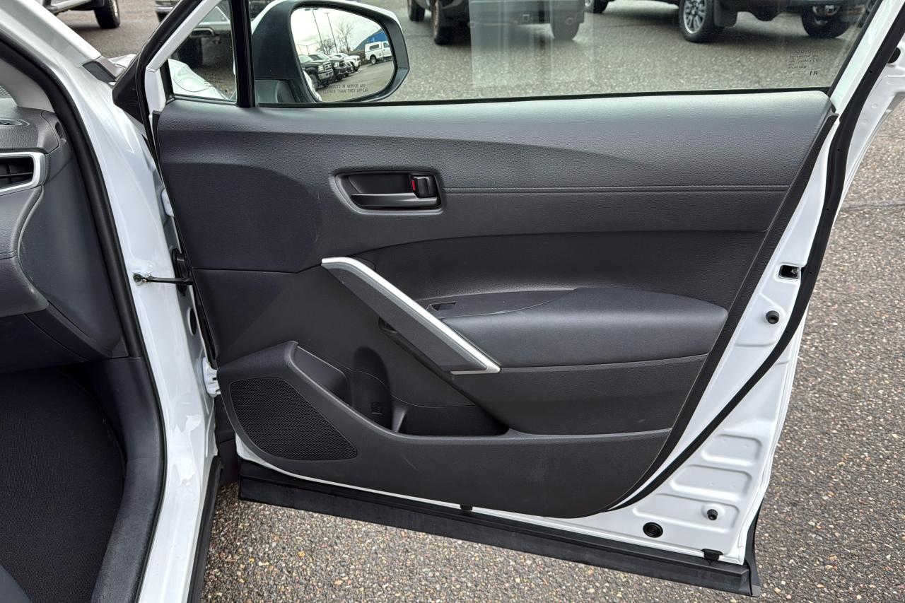 2024 Toyota Corolla Cross LE Photo