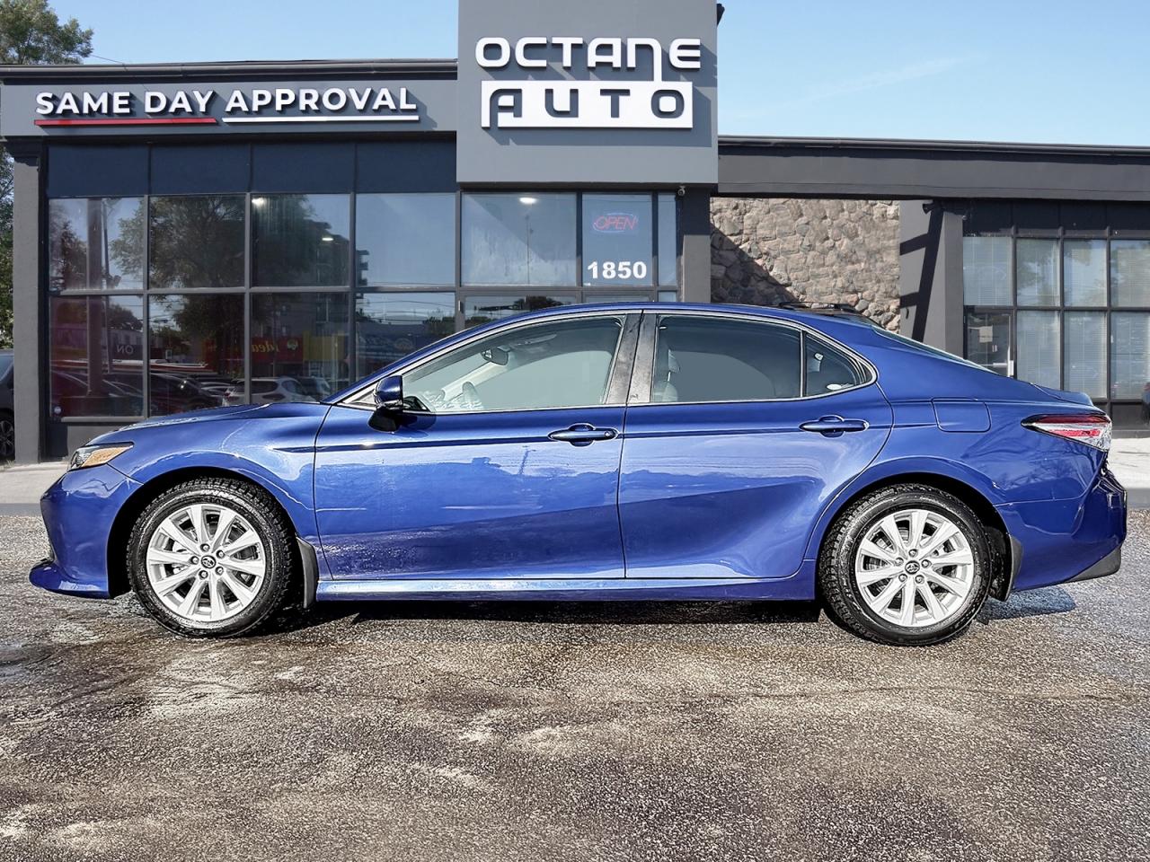 2018 Toyota Camry LE Photo2