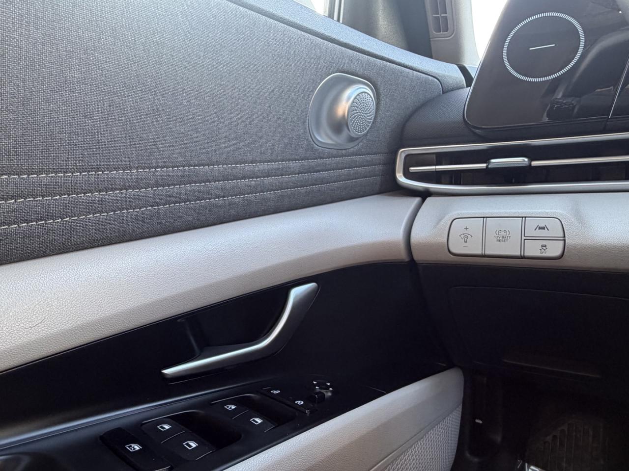 2022 Hyundai Elantra Hybrid Ultimate DCT w/Two-Tone Interior Photo