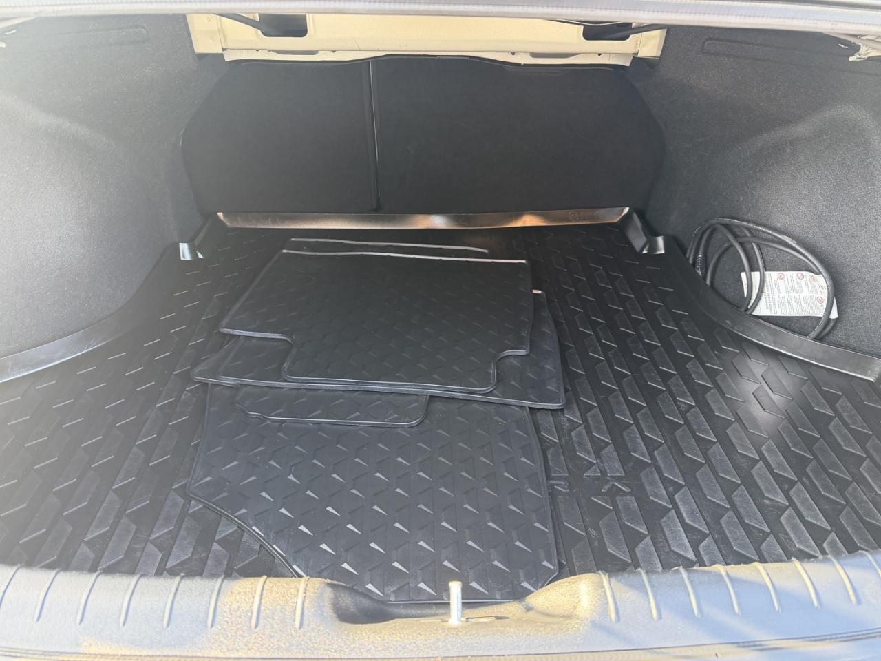 2022 Hyundai Elantra Hybrid Ultimate DCT w/Two-Tone Interior Photo