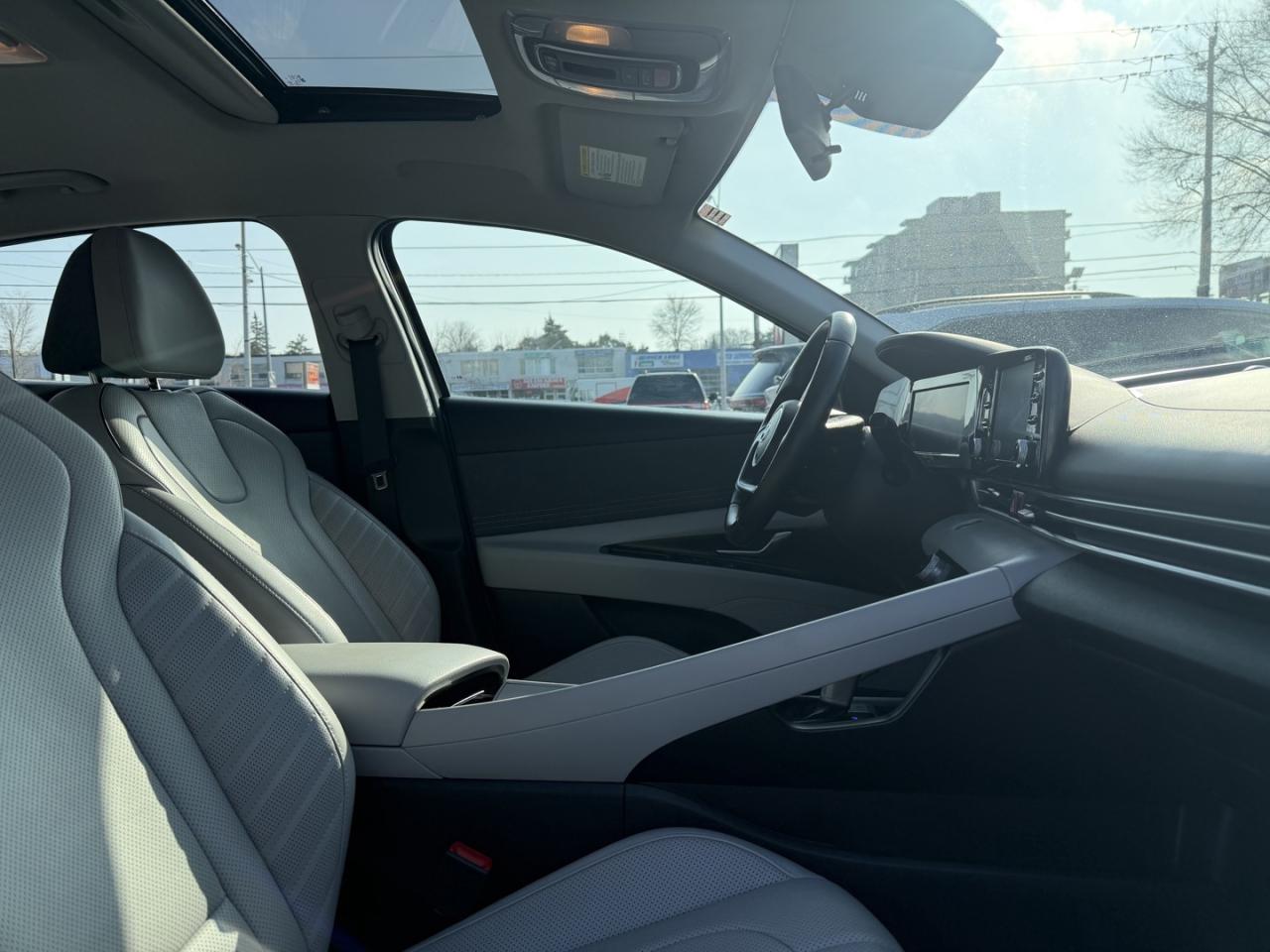 2022 Hyundai Elantra Hybrid Ultimate DCT w/Two-Tone Interior Photo