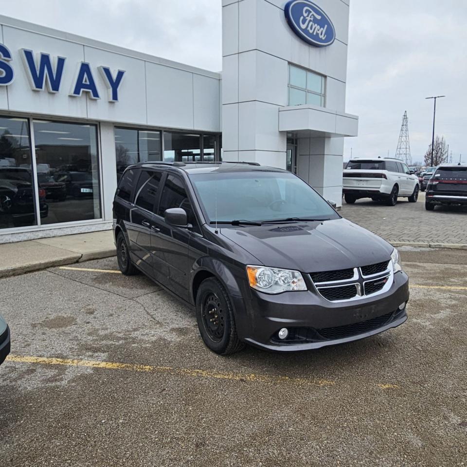 2015 Dodge Grand Caravan SXT, PREMIUM, LEATHER, REAR DVD, AS TRADED! Photo2