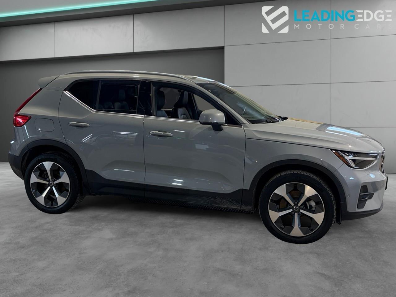 2024 Volvo XC40 B5 Plus Bright Theme Photo4