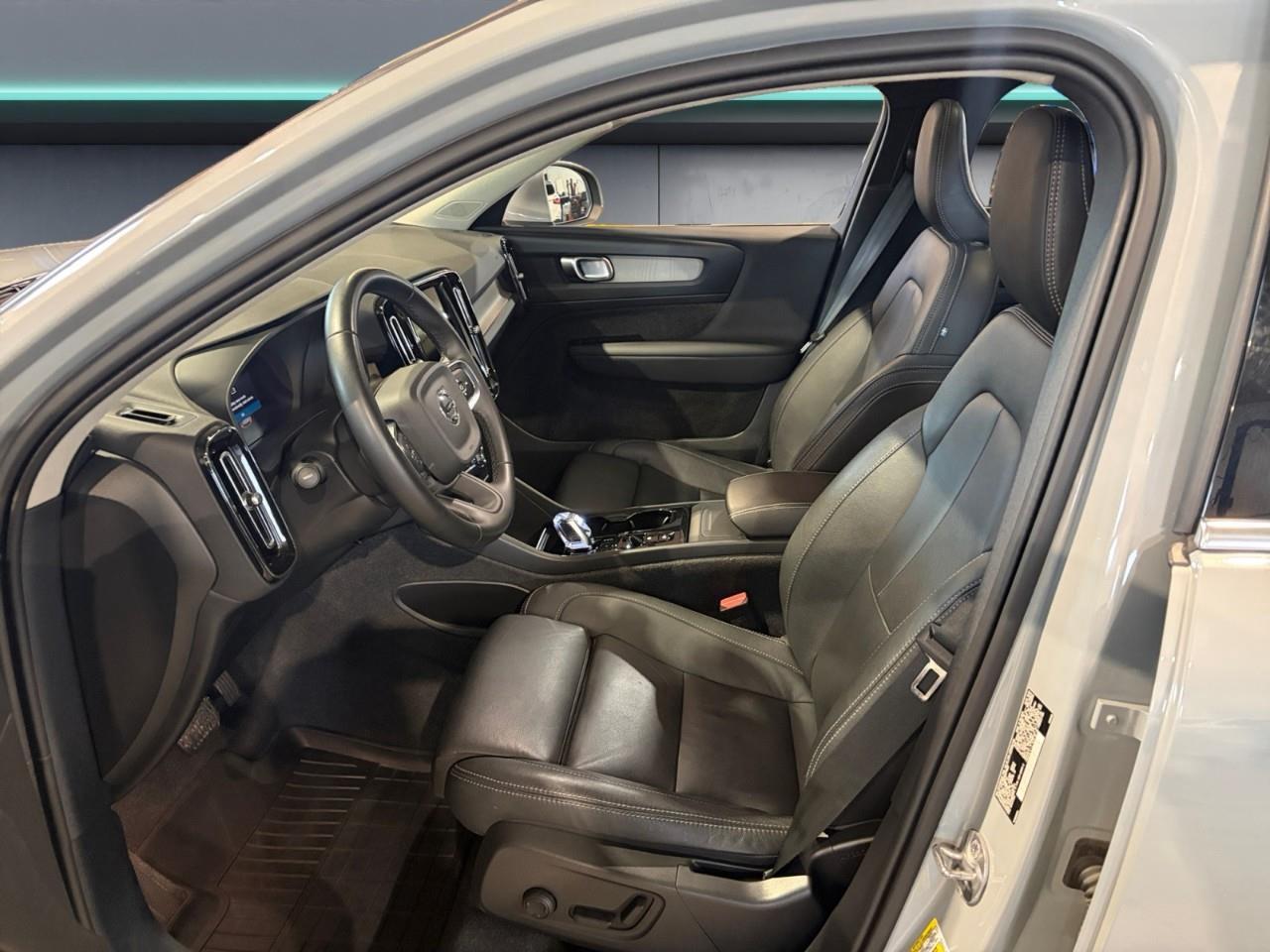 2024 Volvo XC40 B5 Plus Bright Theme Photo