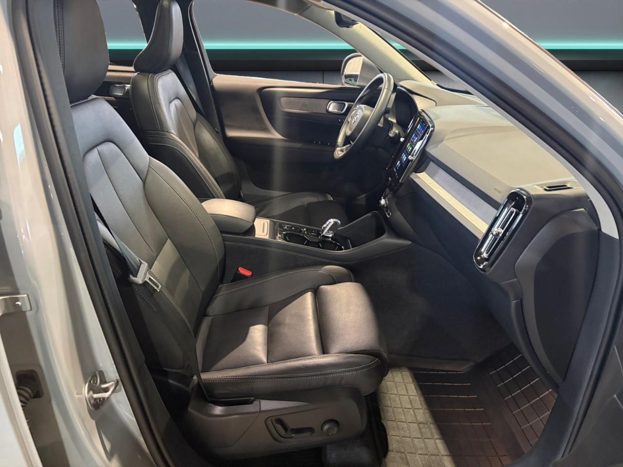 2024 Volvo XC40 B5 Plus Bright Theme Photo