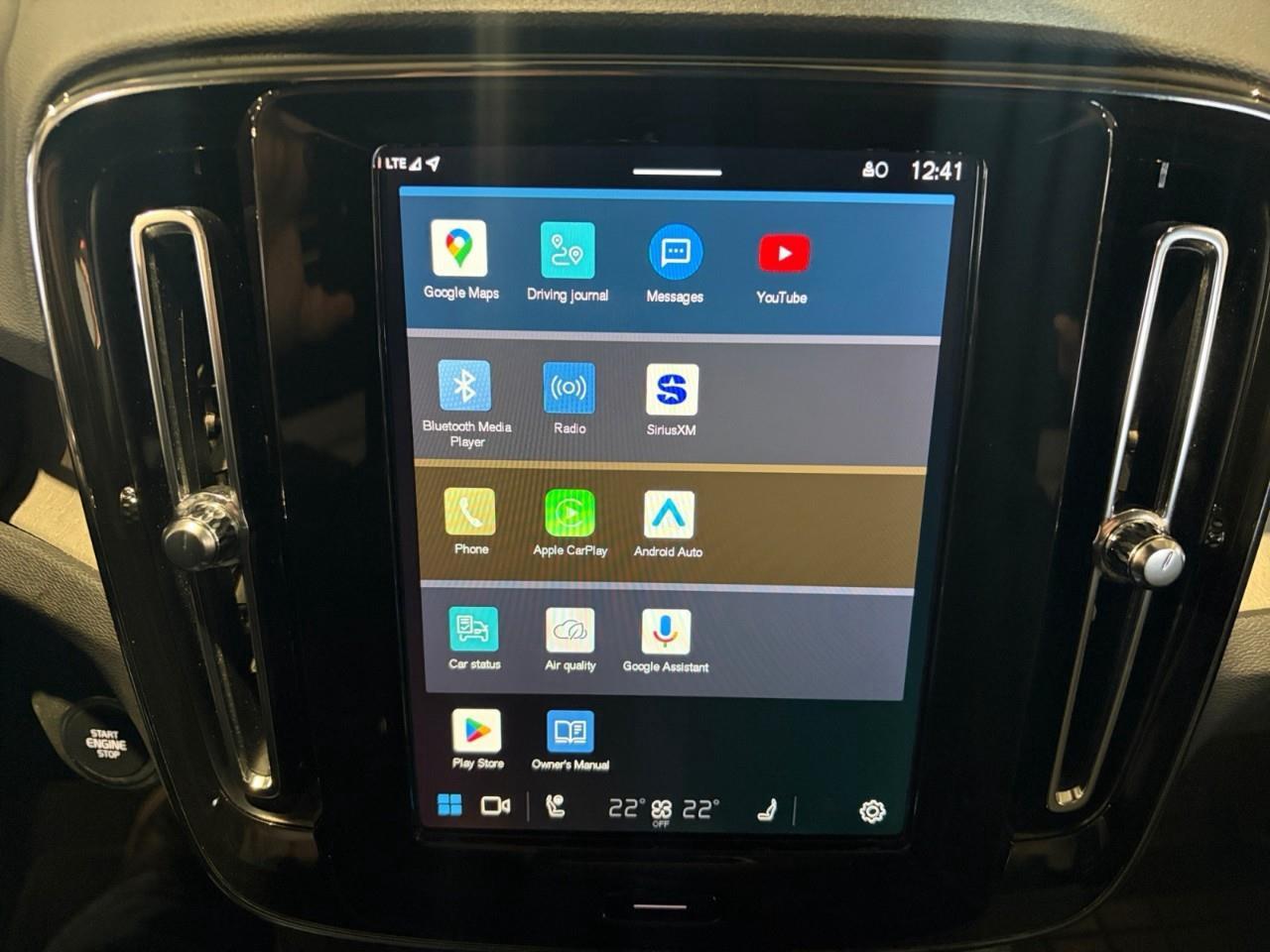 2024 Volvo XC40 B5 Plus Bright Theme Photo