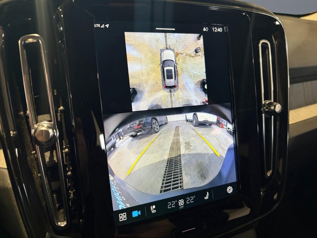 2024 Volvo XC40 B5 Plus Bright Theme Photo