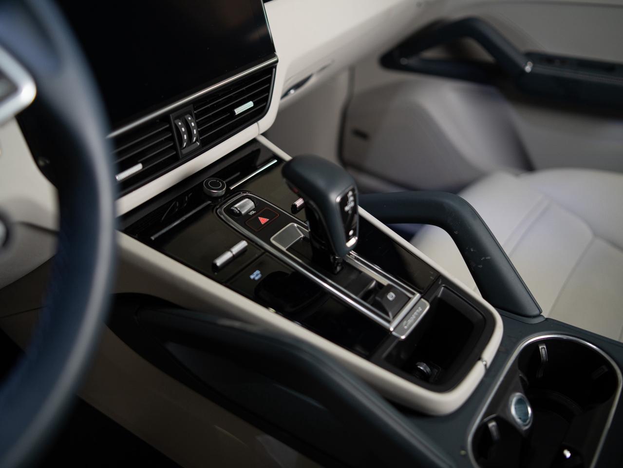 2023 Porsche Cayenne PLATINUM | E-HYBRID | COUPE | PREMIUM PLUS | 21 IN Photo