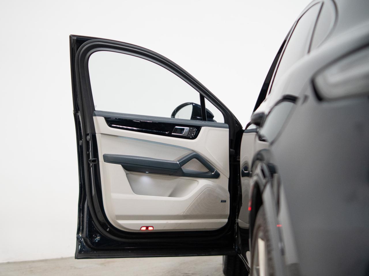 2023 Porsche Cayenne PLATINUM | E-HYBRID | COUPE | PREMIUM PLUS | 21 IN Photo