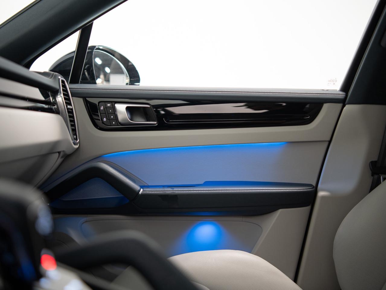 2023 Porsche Cayenne PLATINUM | E-HYBRID | COUPE | PREMIUM PLUS | 21 IN Photo