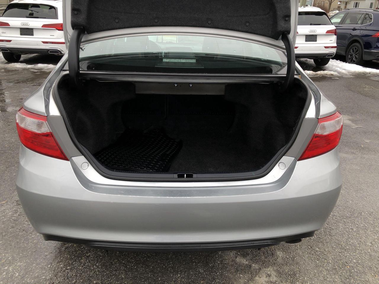 2017 Toyota Camry SE SE, SOFTEX/FABRIC, HTD. SEATS, BK. CAM, ALLOYS Photo