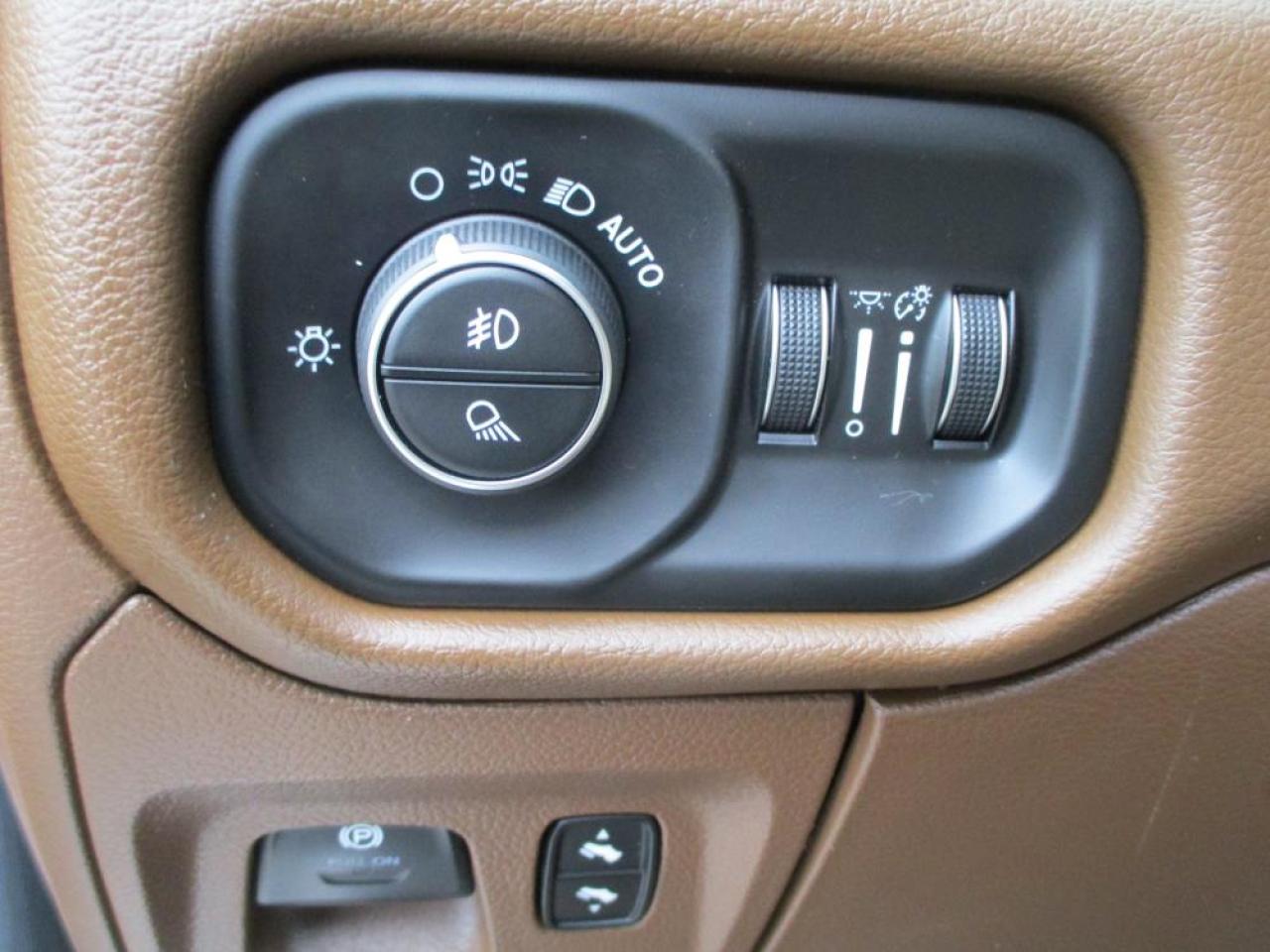 2020 RAM 1500 LARAMIE QUAD CAB 4WD - Photo #10