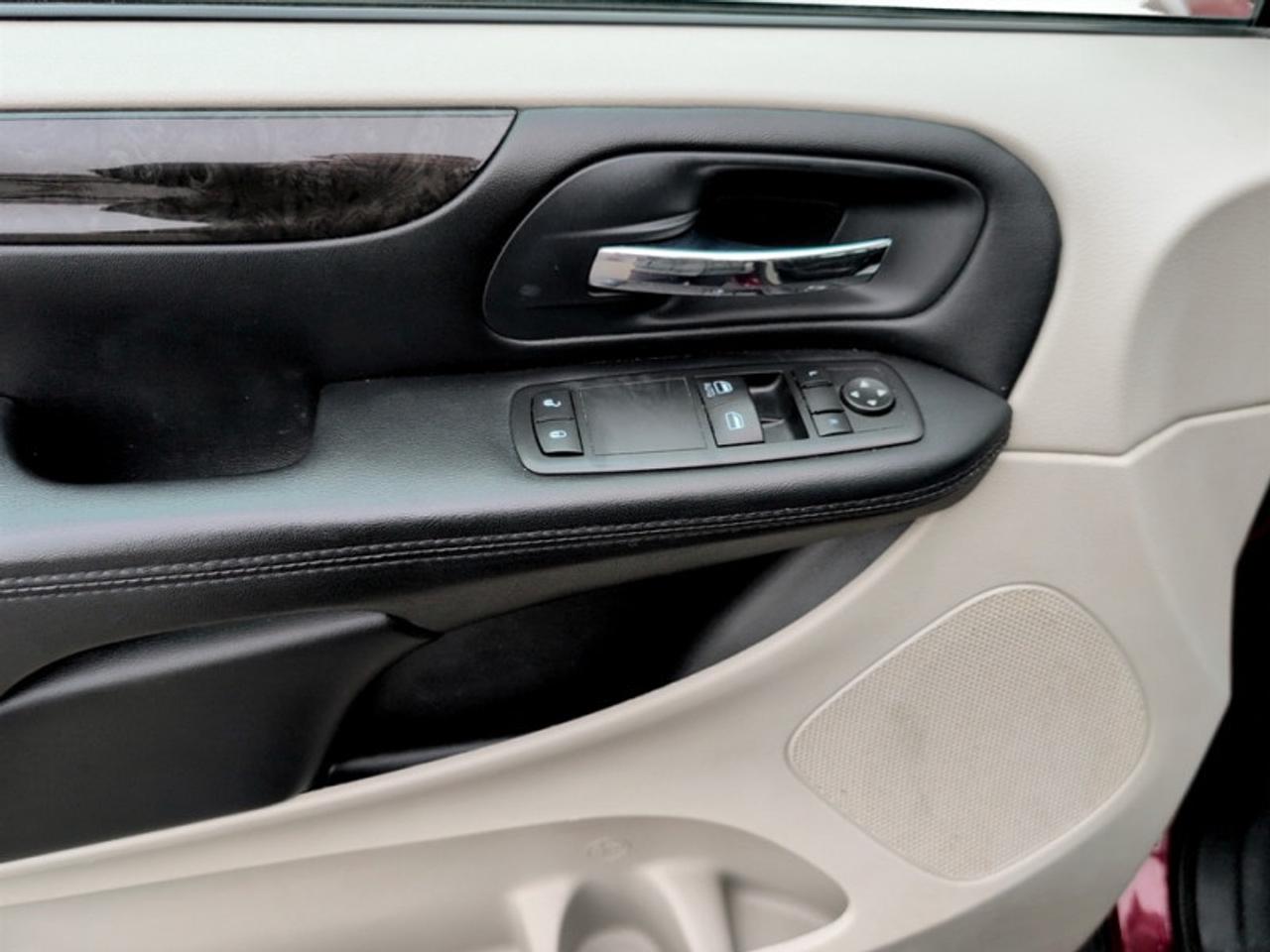 2017 Dodge Grand Caravan SE ``Canada Value Pkg``  **LOW KMS** Photo