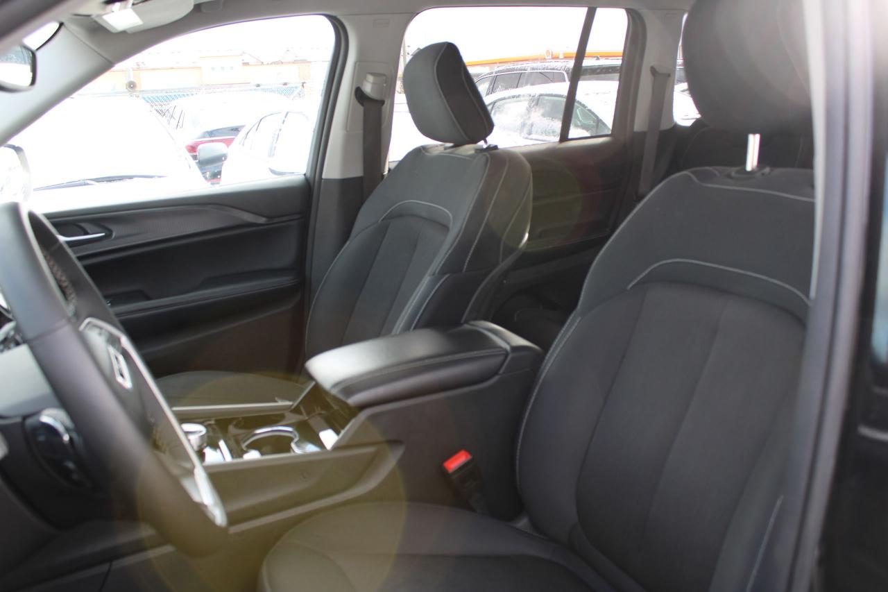 2023 Jeep Grand Cherokee Laredo Photo