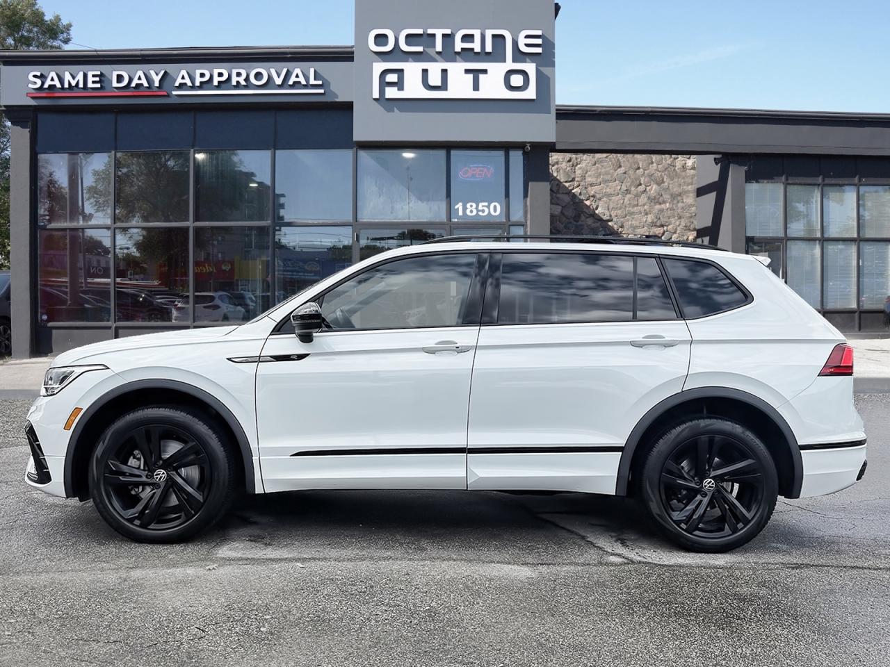 2023 Volkswagen Tiguan Comfortline R-Line Black Edition Photo2