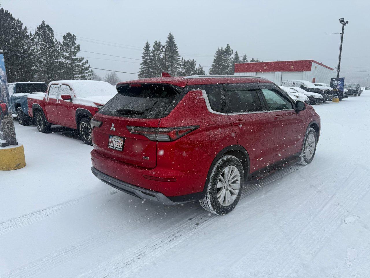 2025 Mitsubishi Outlander SE Photo