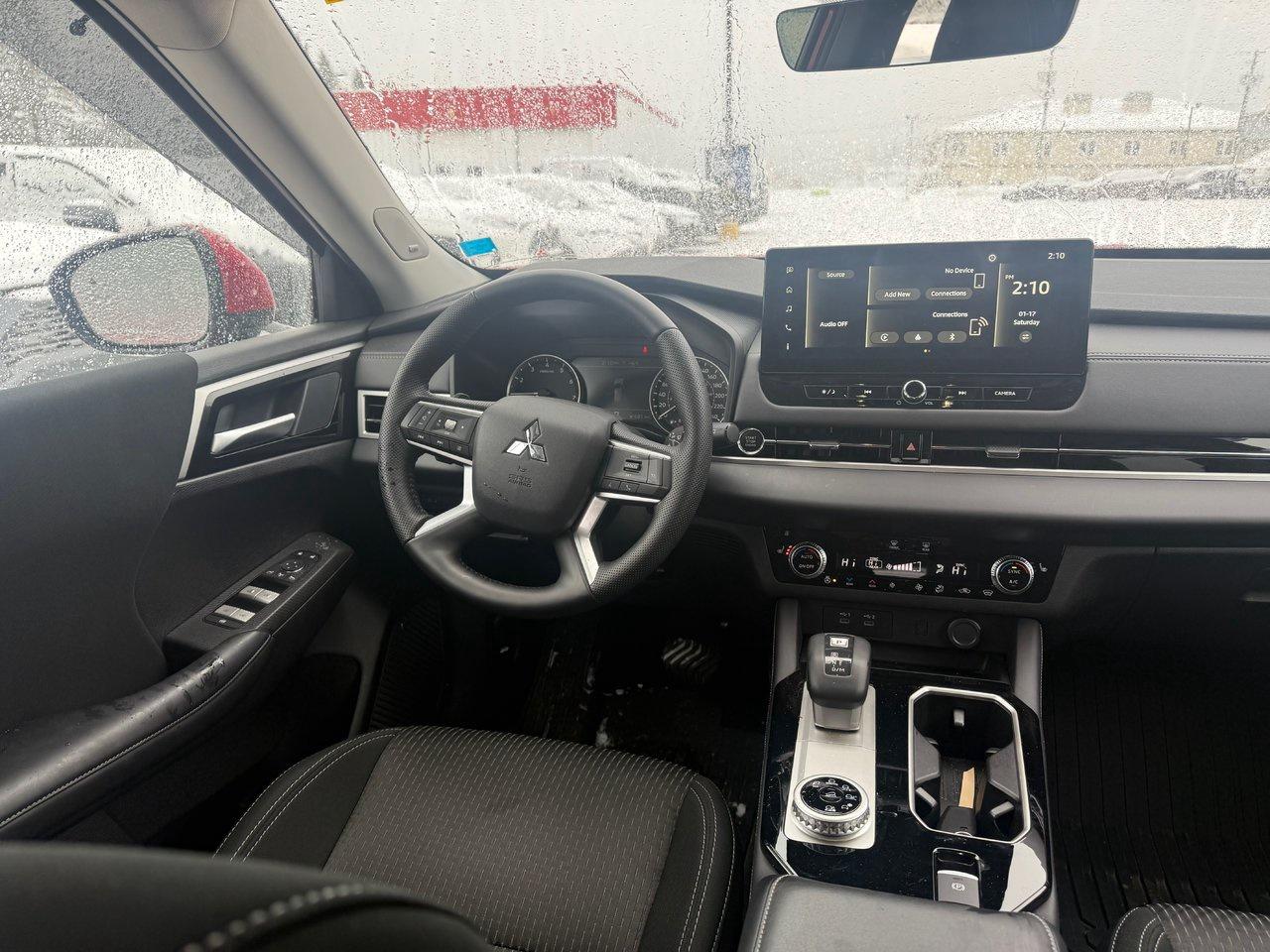 2025 Mitsubishi Outlander SE Photo