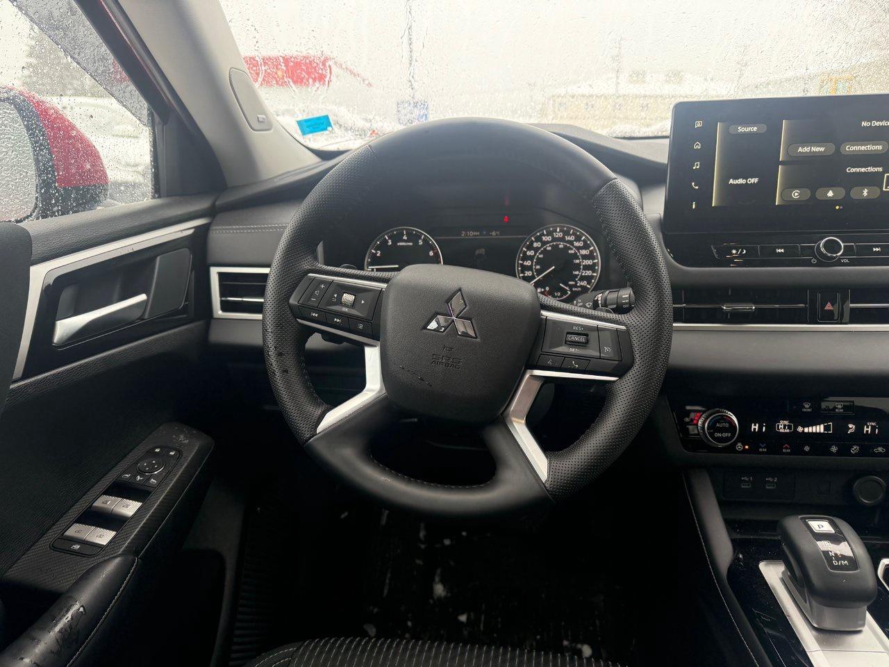 2025 Mitsubishi Outlander SE Photo