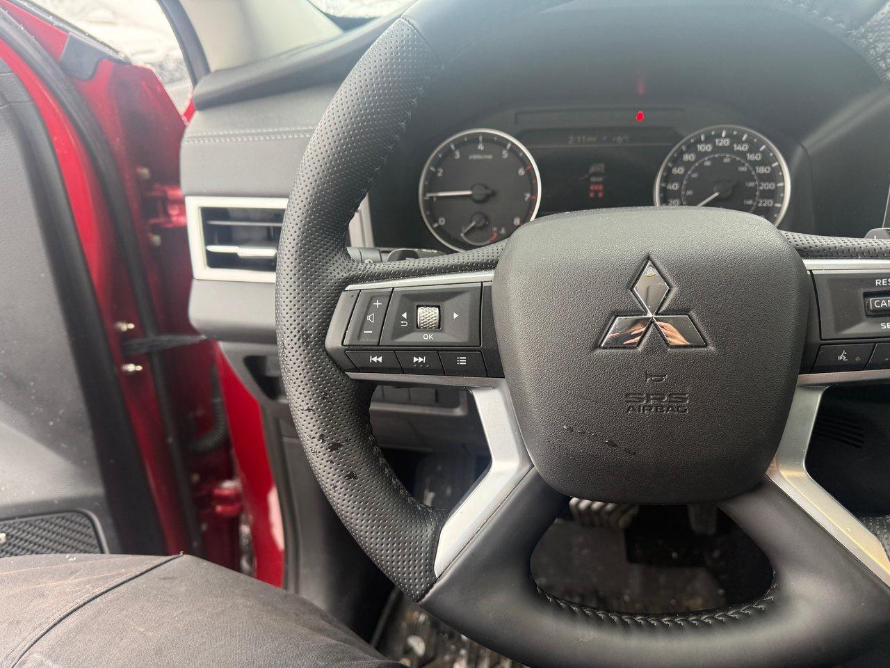 2025 Mitsubishi Outlander SE Photo