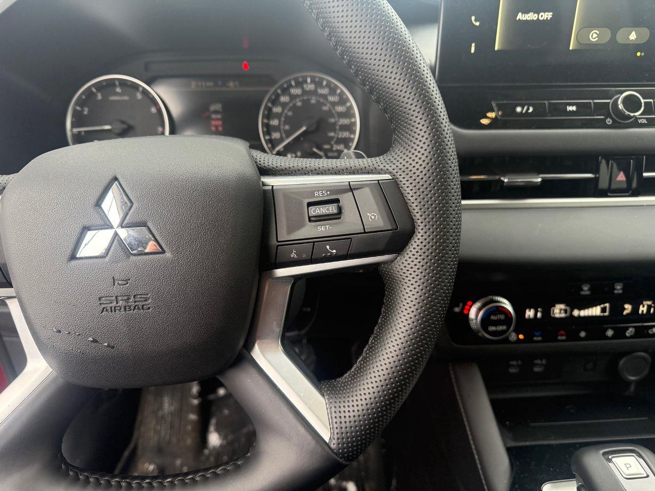 2025 Mitsubishi Outlander SE Photo