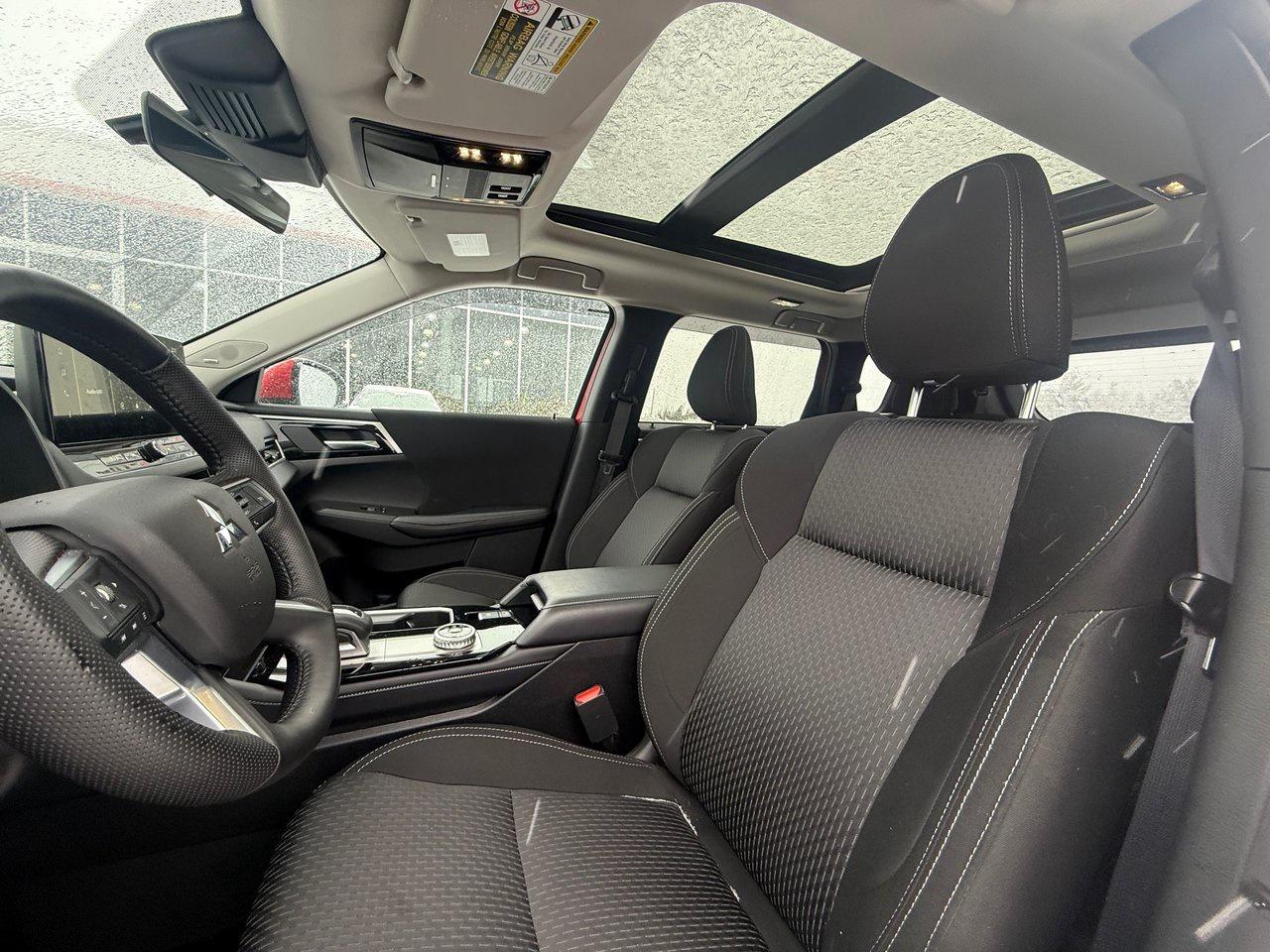 2025 Mitsubishi Outlander SE Photo