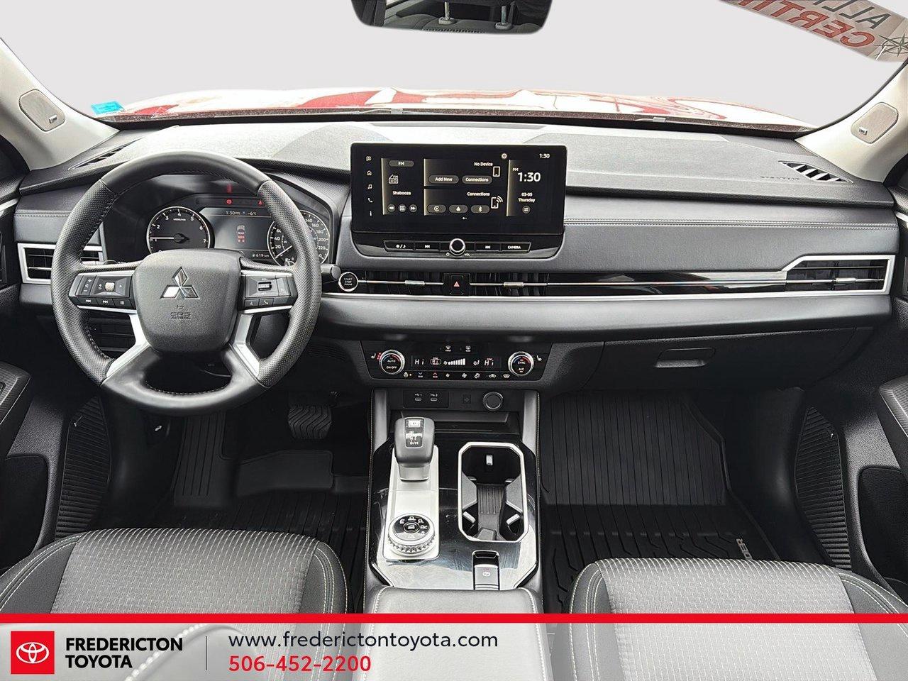 2025 Mitsubishi Outlander SE Photo