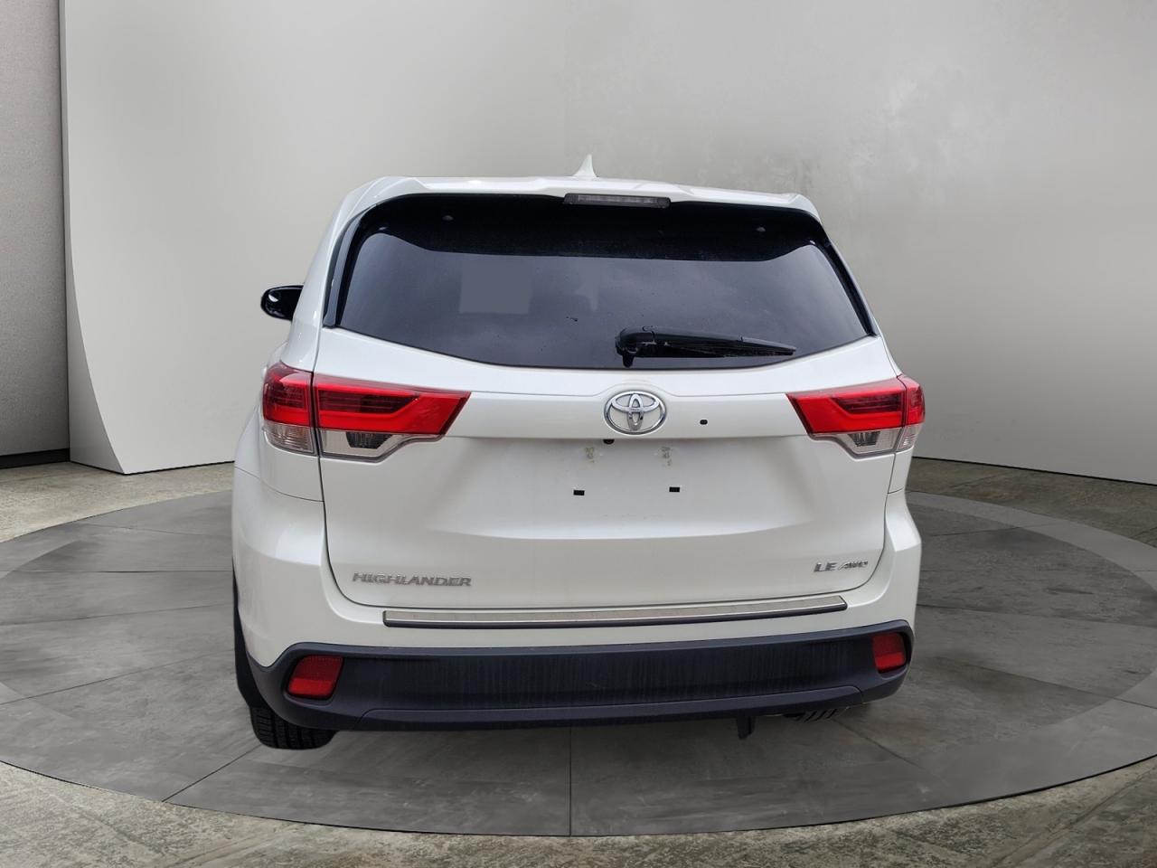2019 Toyota Highlander LE Photo
