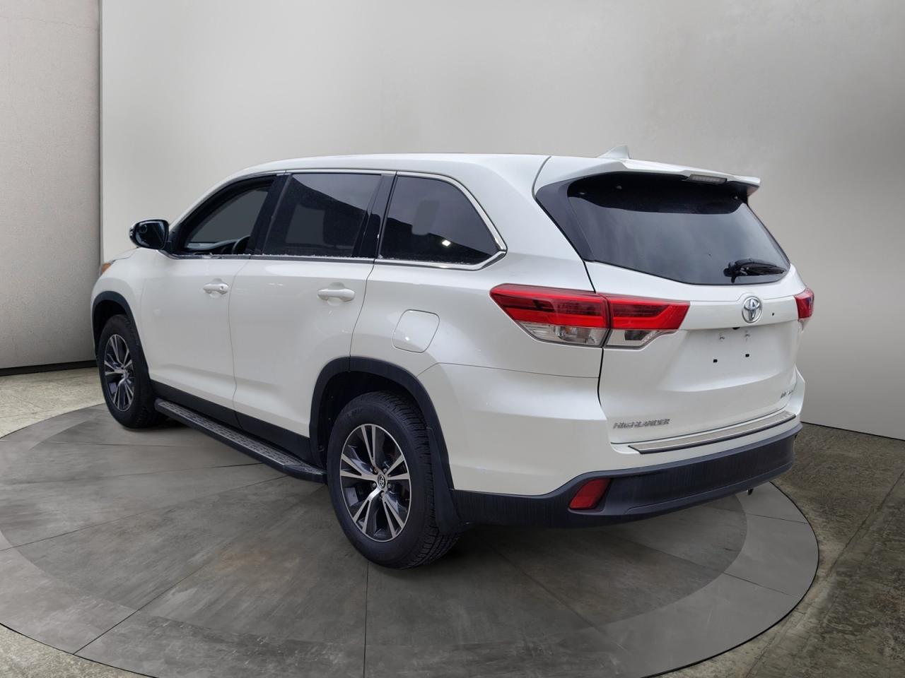2019 Toyota Highlander LE Photo2