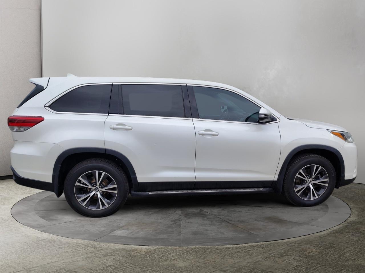 2019 Toyota Highlander LE Photo