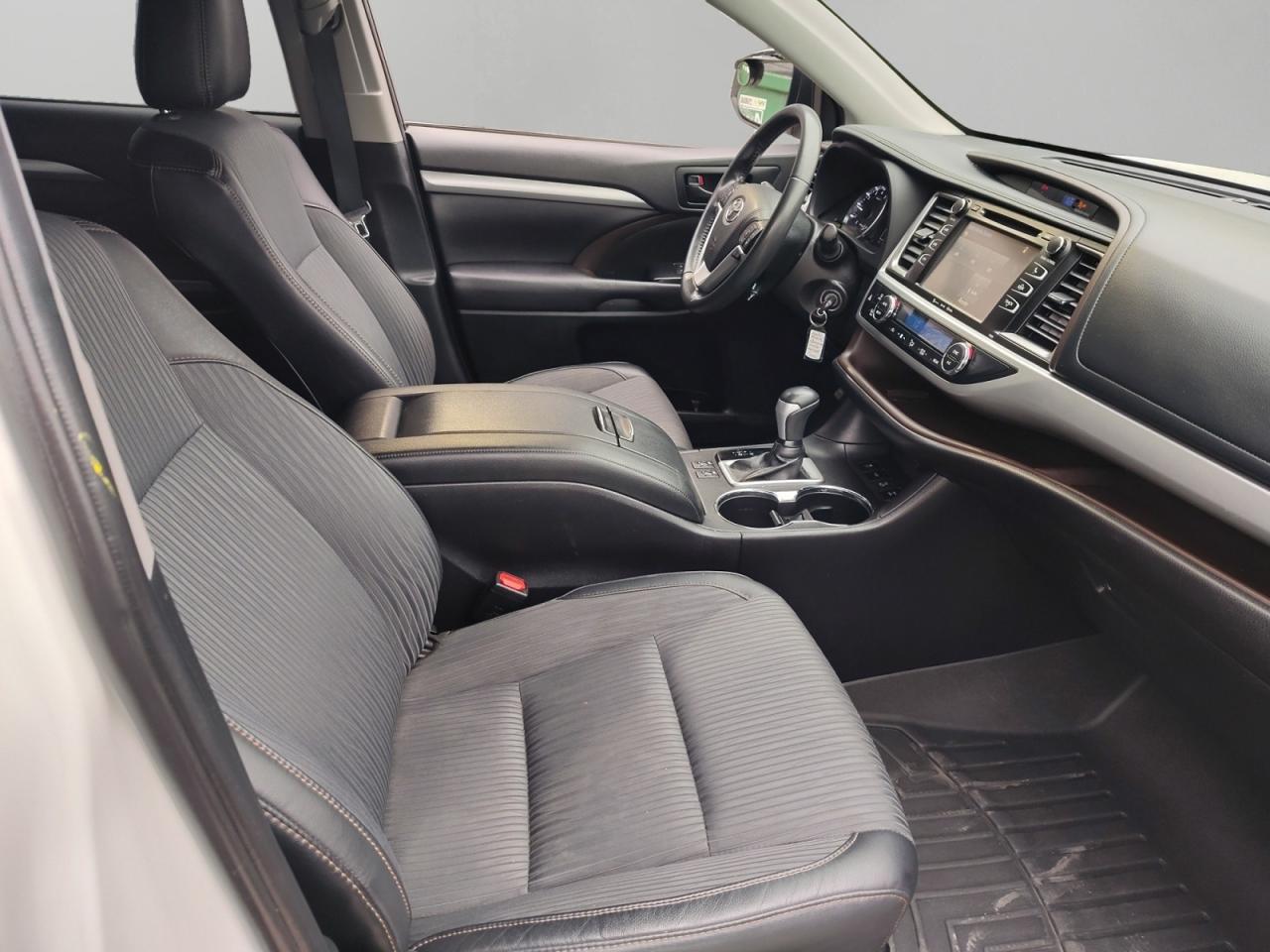 2019 Toyota Highlander LE Photo