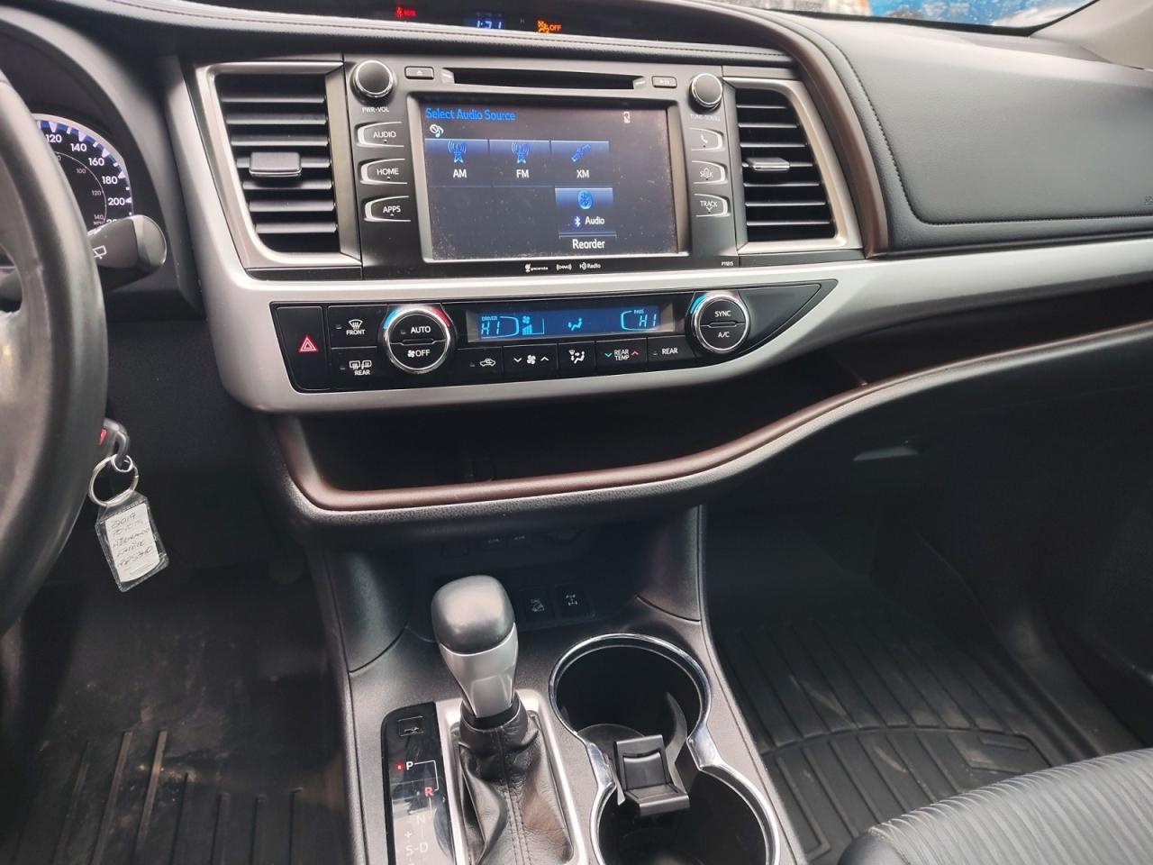 2019 Toyota Highlander LE Photo