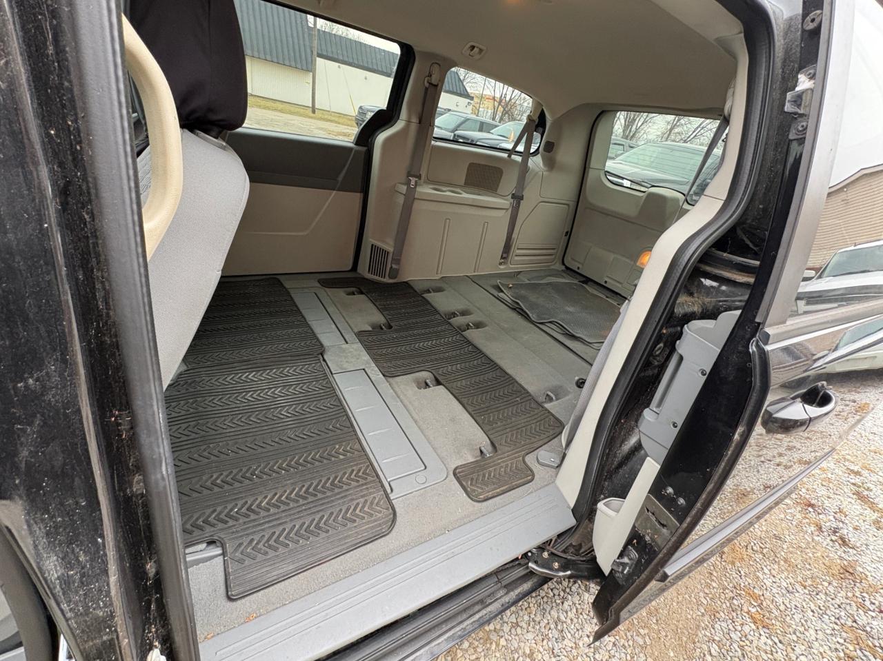 2009 Dodge Grand Caravan Stow ’n Go, 3.3L V6, Clean CARFAX, Certified | 1-Year Warranty | Low KM Photo