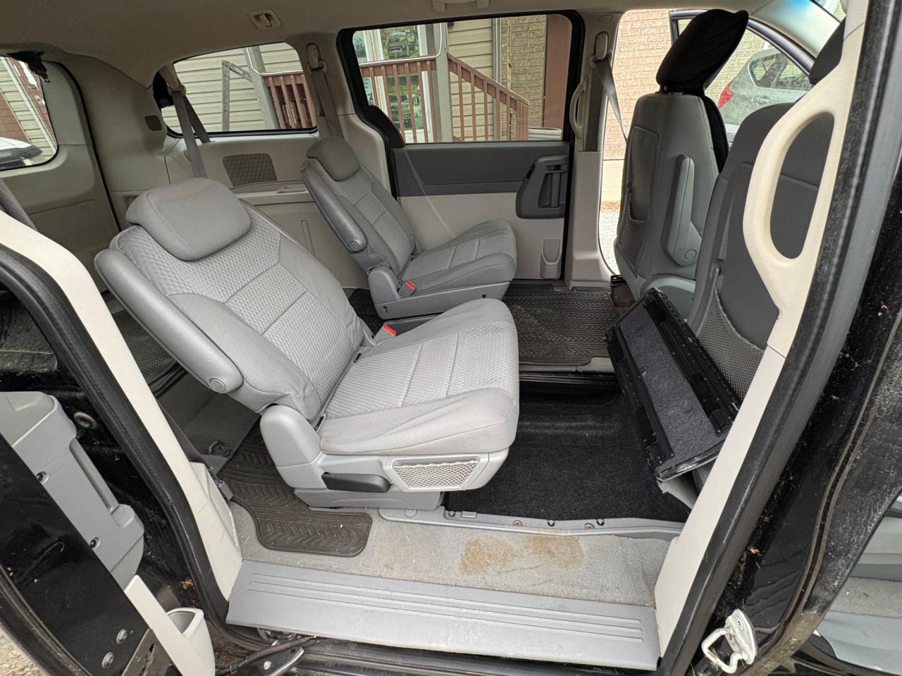 2009 Dodge Grand Caravan Stow ’n Go, 3.3L V6, Clean CARFAX, Certified | 1-Year Warranty | Low KM Photo