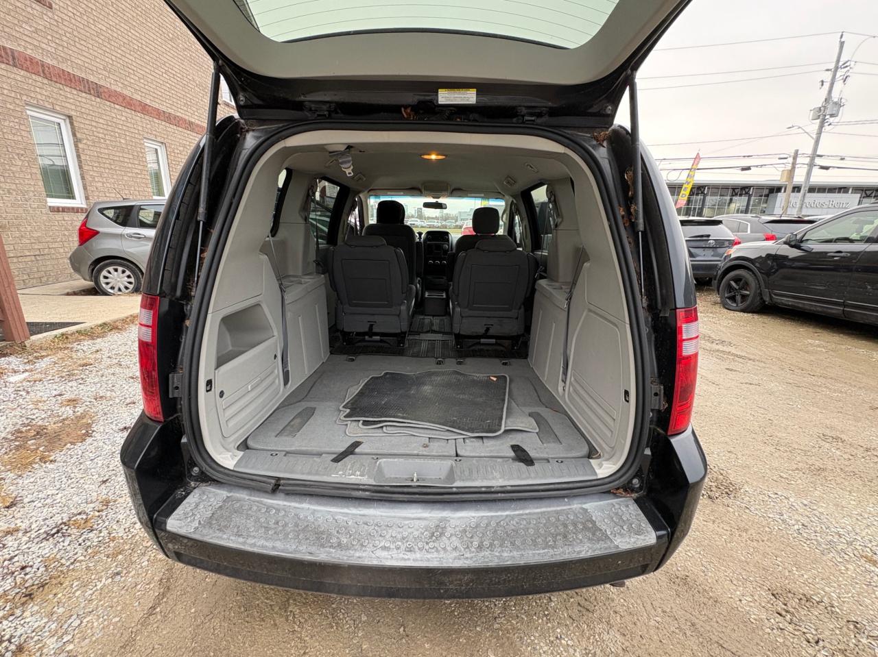 2009 Dodge Grand Caravan Stow ’n Go, 3.3L V6, Clean CARFAX, Certified | 1-Year Warranty | Low KM Photo