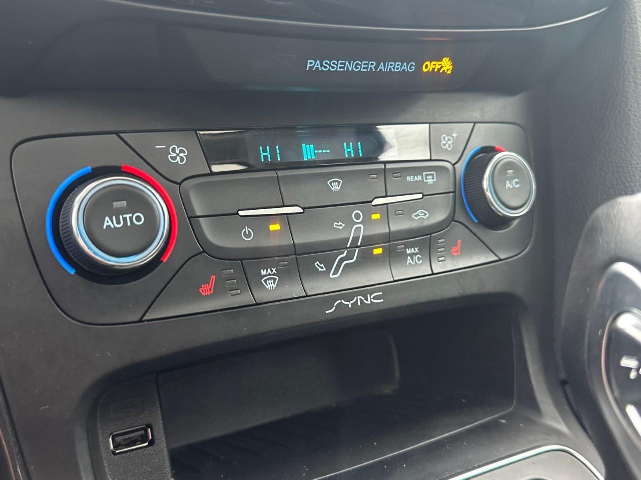 2016 Ford Focus Titanium 4dr Hatchback Photo