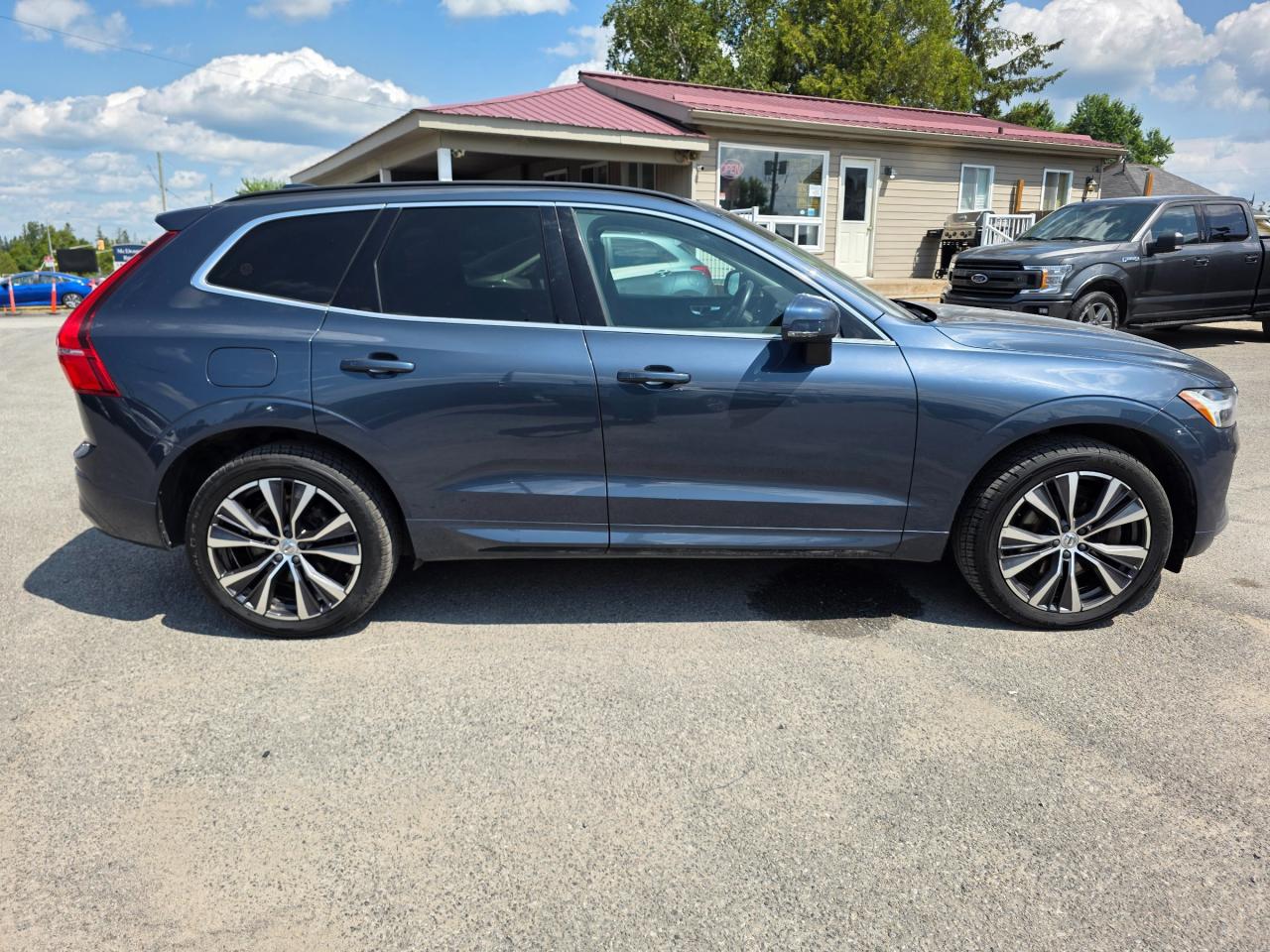 2022 Volvo XC60 B6 Momentum 4dr All-Wheel Drive Photo4