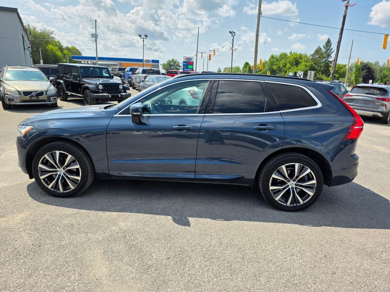 2022 Volvo XC60 B6 Momentum 4dr All-Wheel Drive Photo3