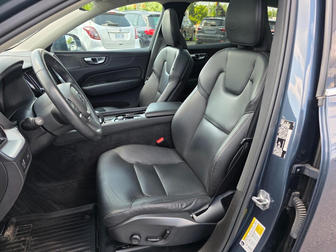 2022 Volvo XC60 B6 Momentum 4dr All-Wheel Drive Photo