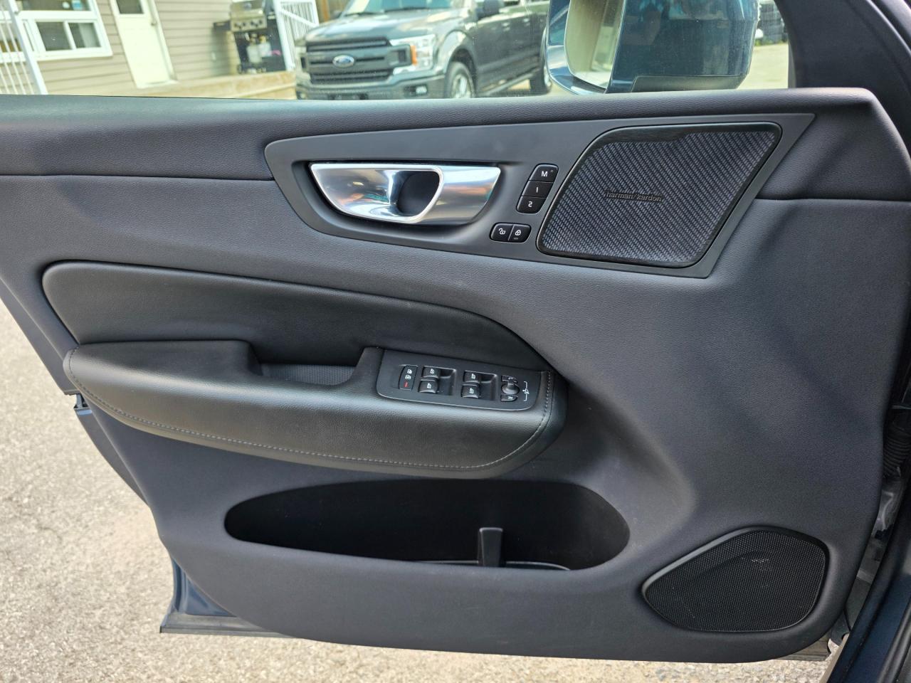 2022 Volvo XC60 B6 Momentum 4dr All-Wheel Drive Photo