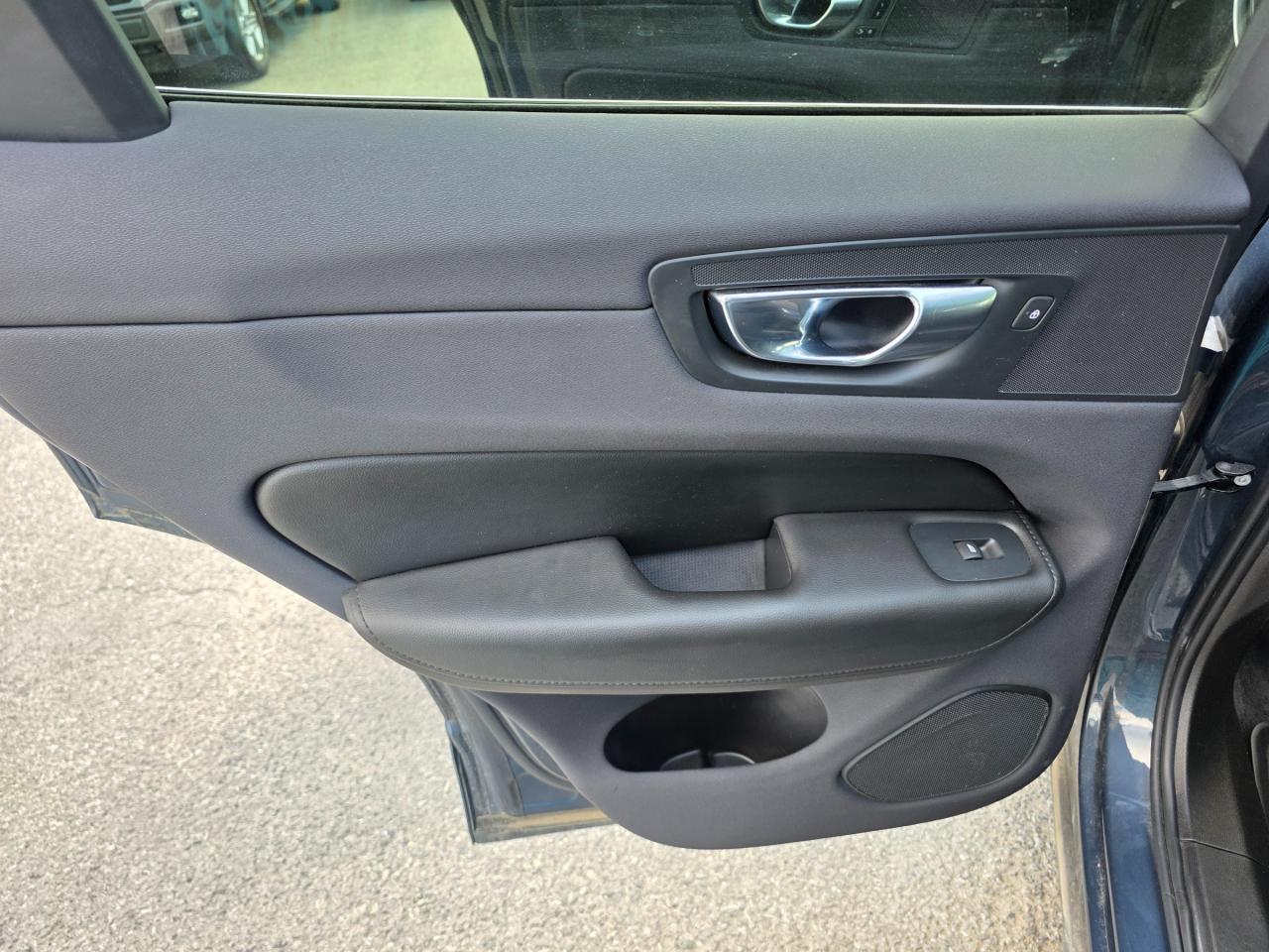 2022 Volvo XC60 B6 Momentum 4dr All-Wheel Drive Photo