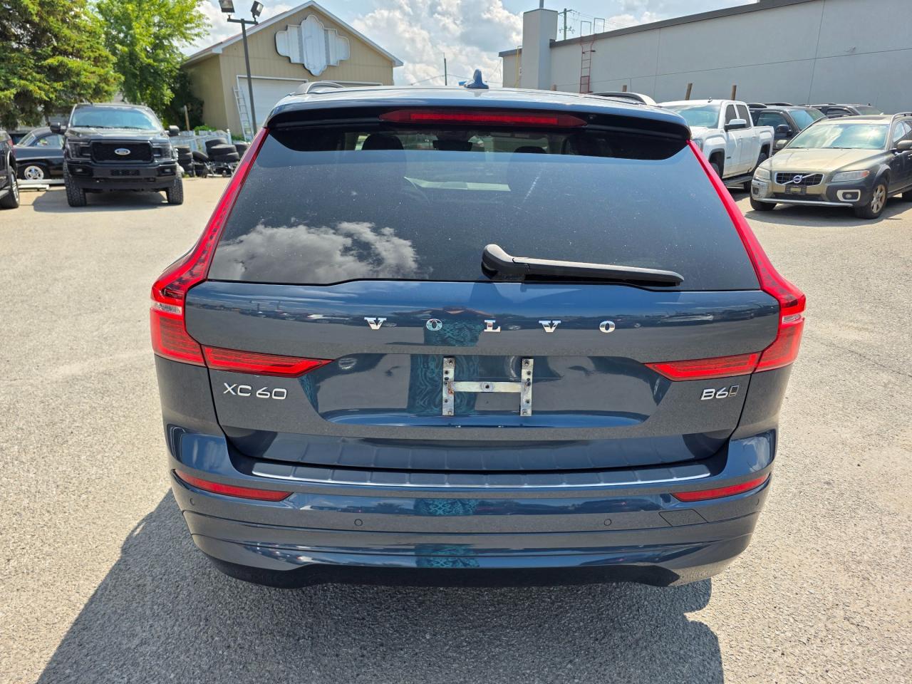 2022 Volvo XC60 B6 Momentum 4dr All-Wheel Drive Photo