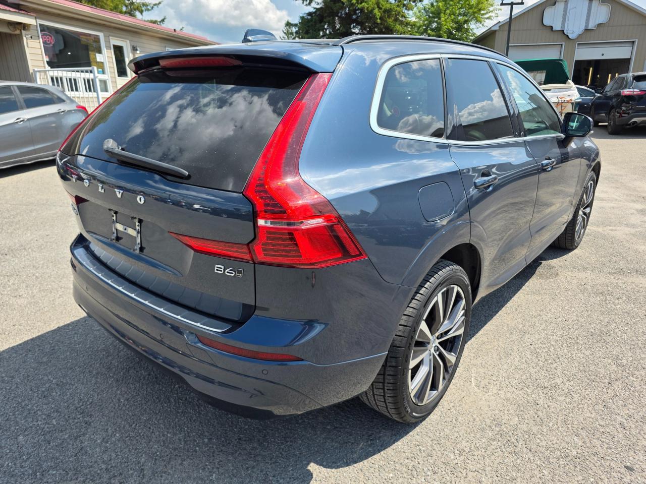 2022 Volvo XC60 B6 Momentum 4dr All-Wheel Drive Photo