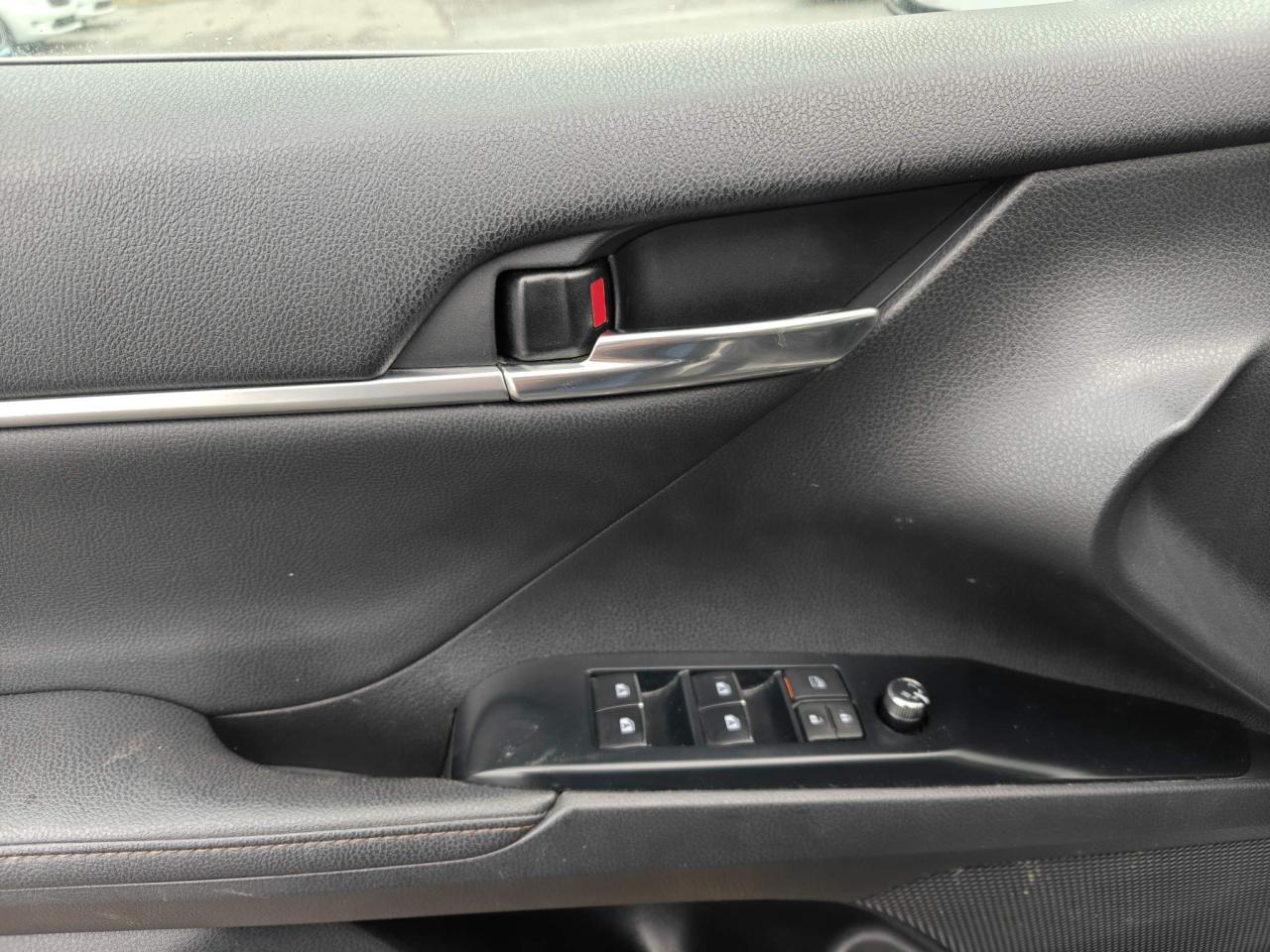 2020 Toyota Camry Hybrid XLE 4dr Sedan Photo