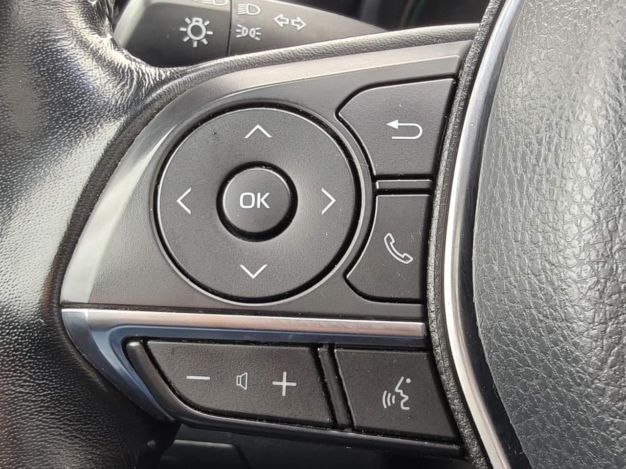 2020 Toyota Camry Hybrid XLE 4dr Sedan Photo