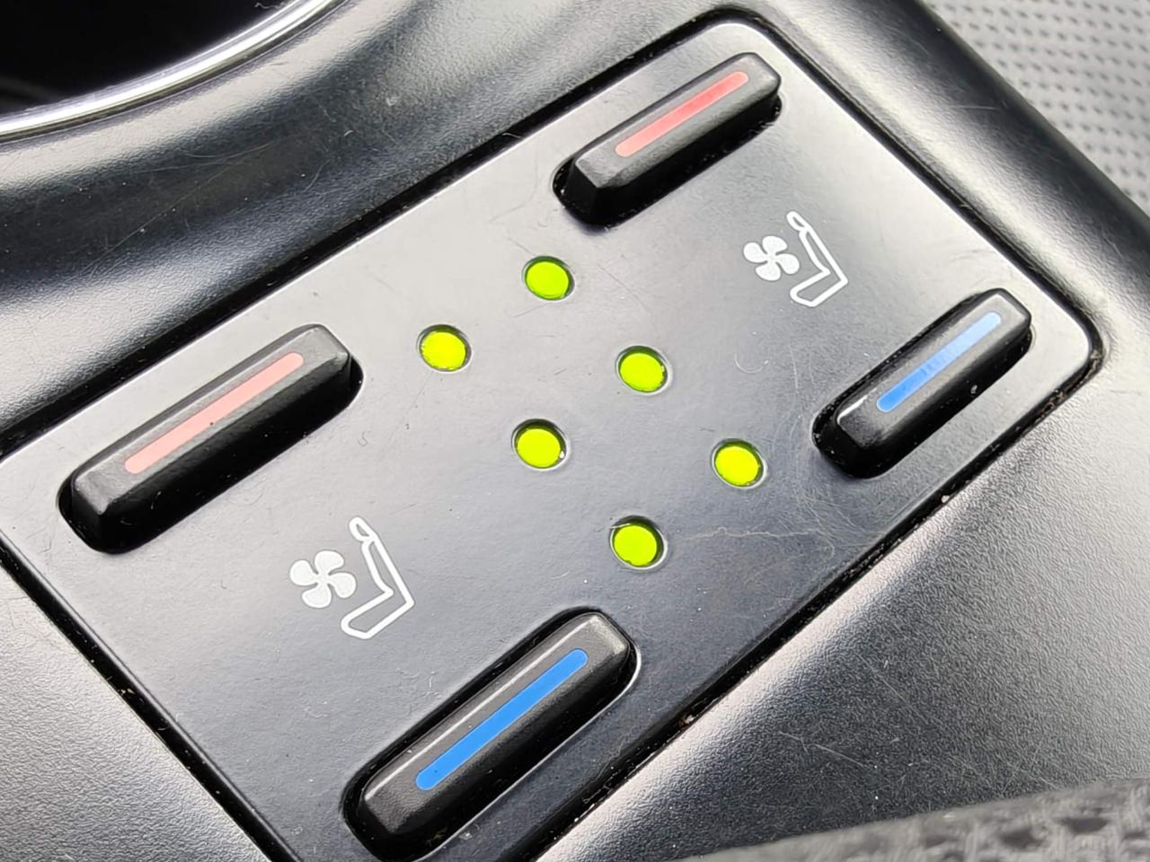 2020 Toyota Camry Hybrid XLE 4dr Sedan Photo