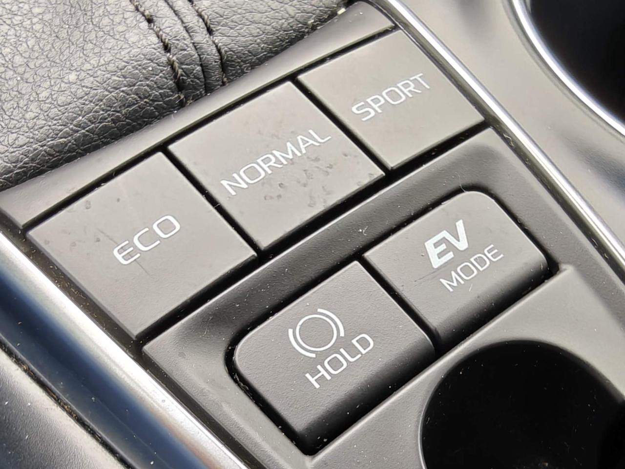 2020 Toyota Camry Hybrid XLE 4dr Sedan Photo