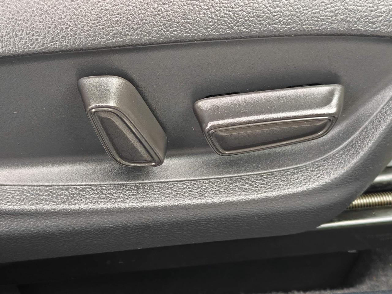 2020 Toyota Camry Hybrid XLE 4dr Sedan Photo